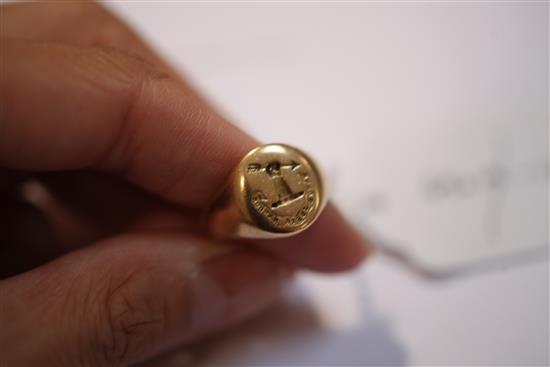 A gentlemans early 20th century 18ct gold signet ring, size P.